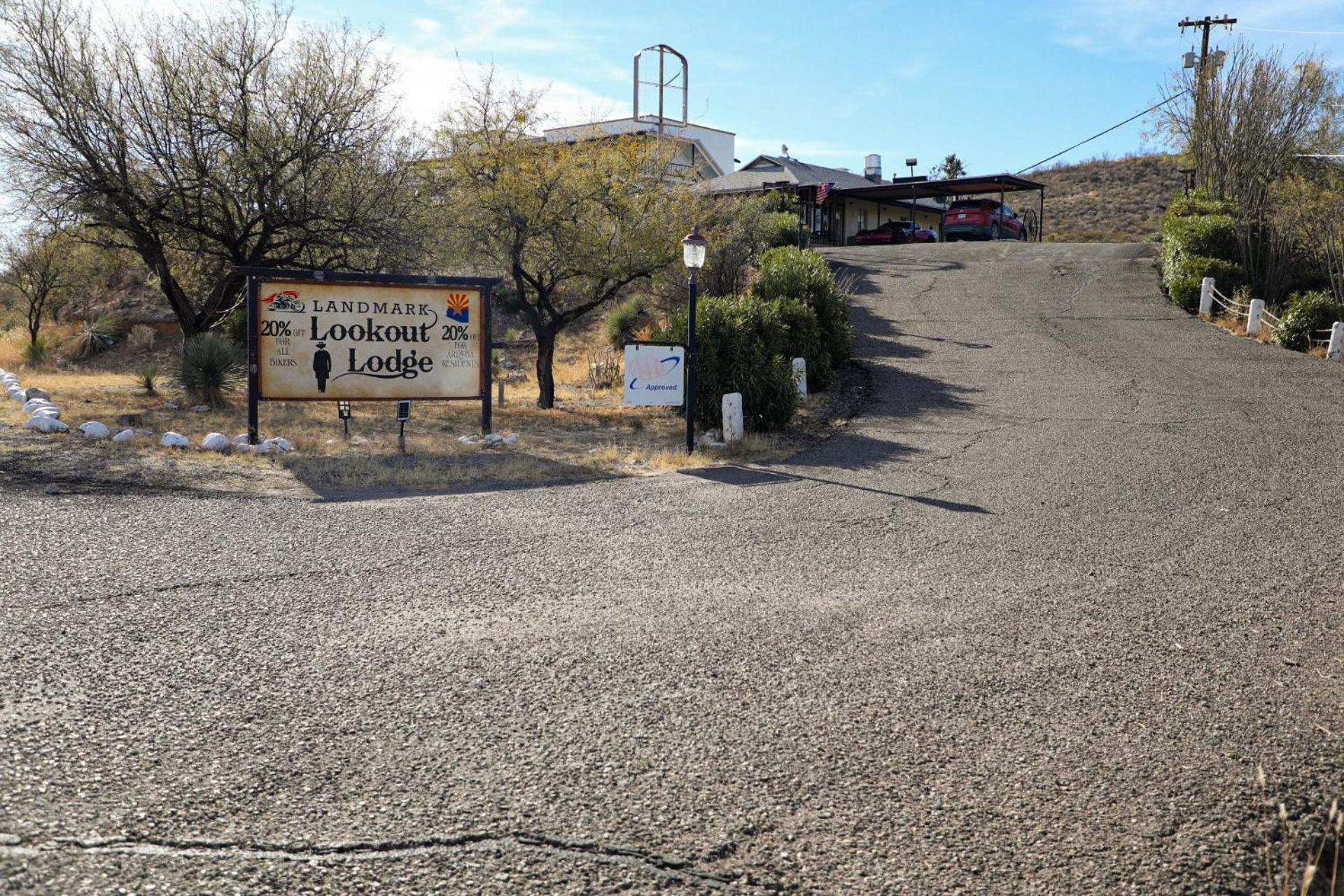 Landmark Lookout Lodge Tombstone Exterior photo