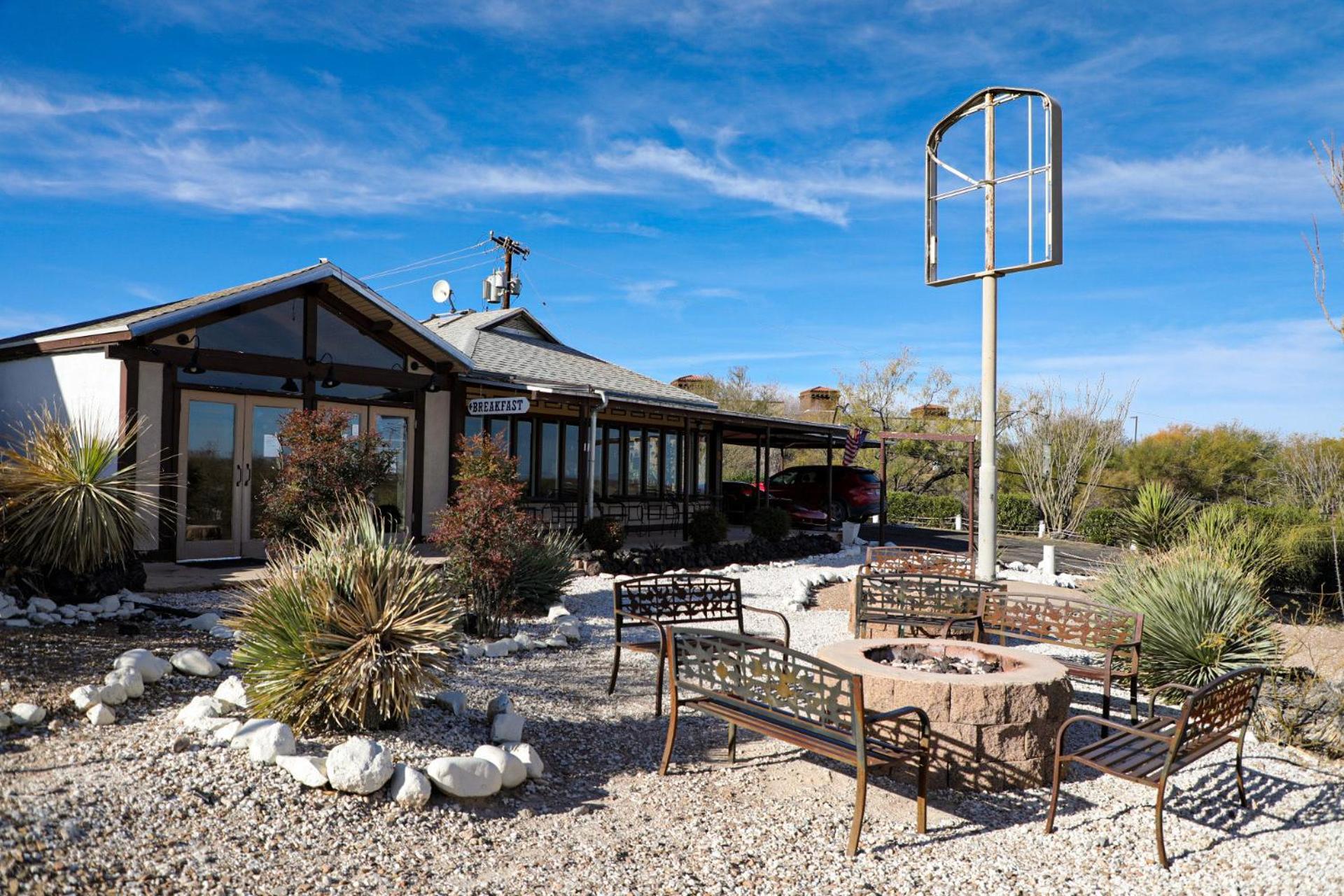 Landmark Lookout Lodge Tombstone Exterior photo